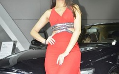 扒开粉嫩小泬舌头伸进去